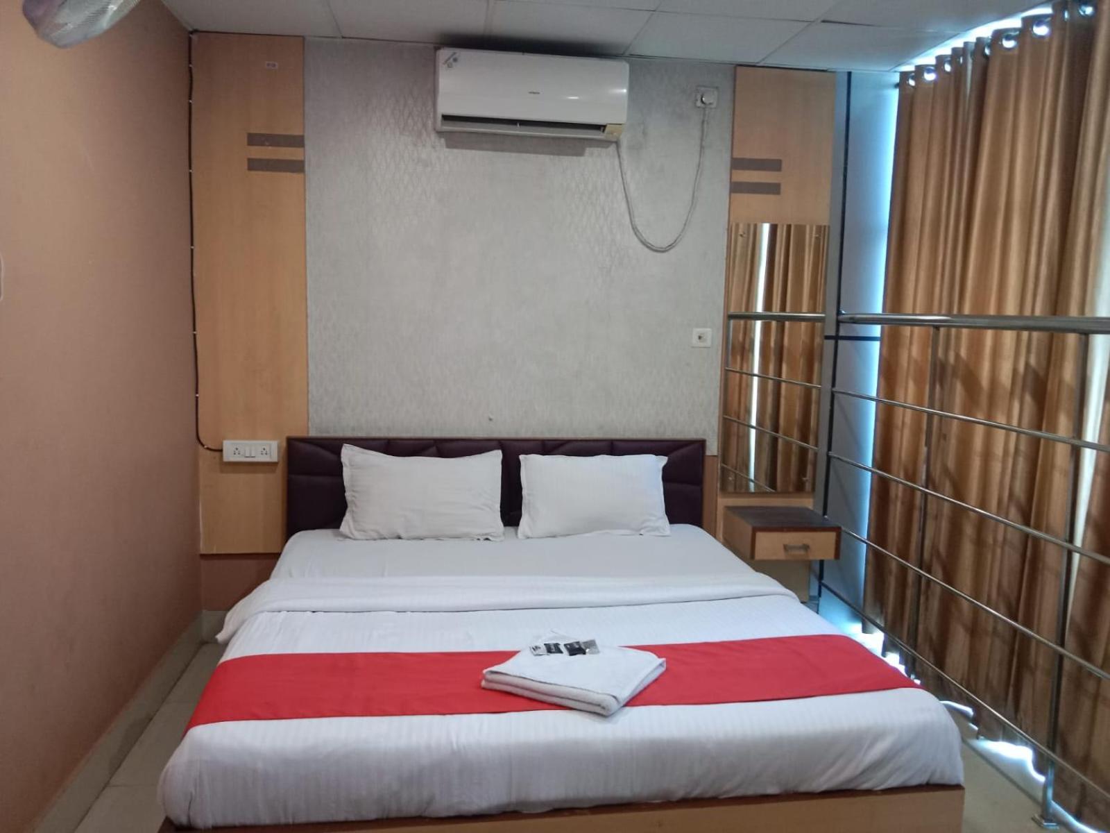Queen Room photo 2