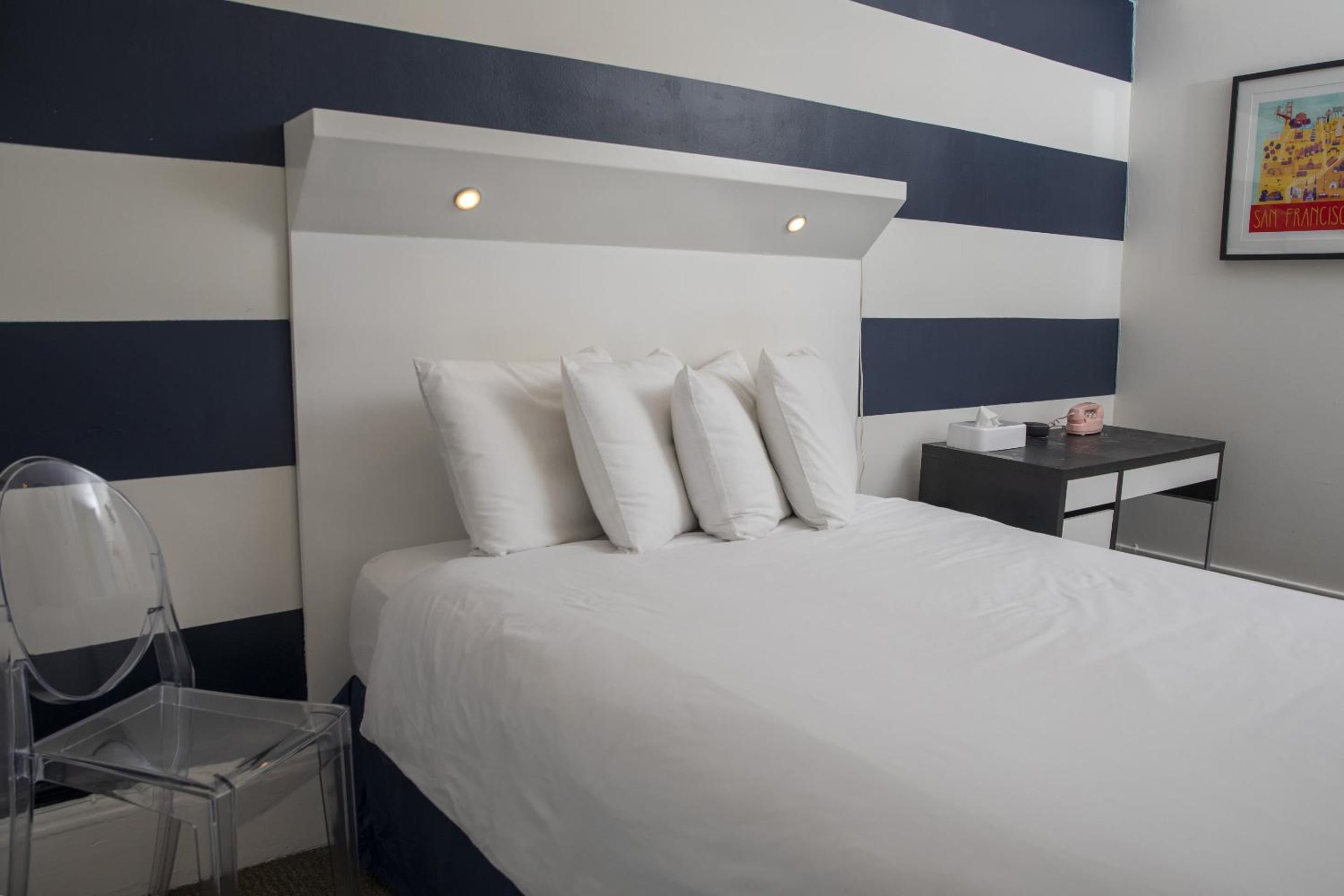 Standard Queen Room - Photo 16