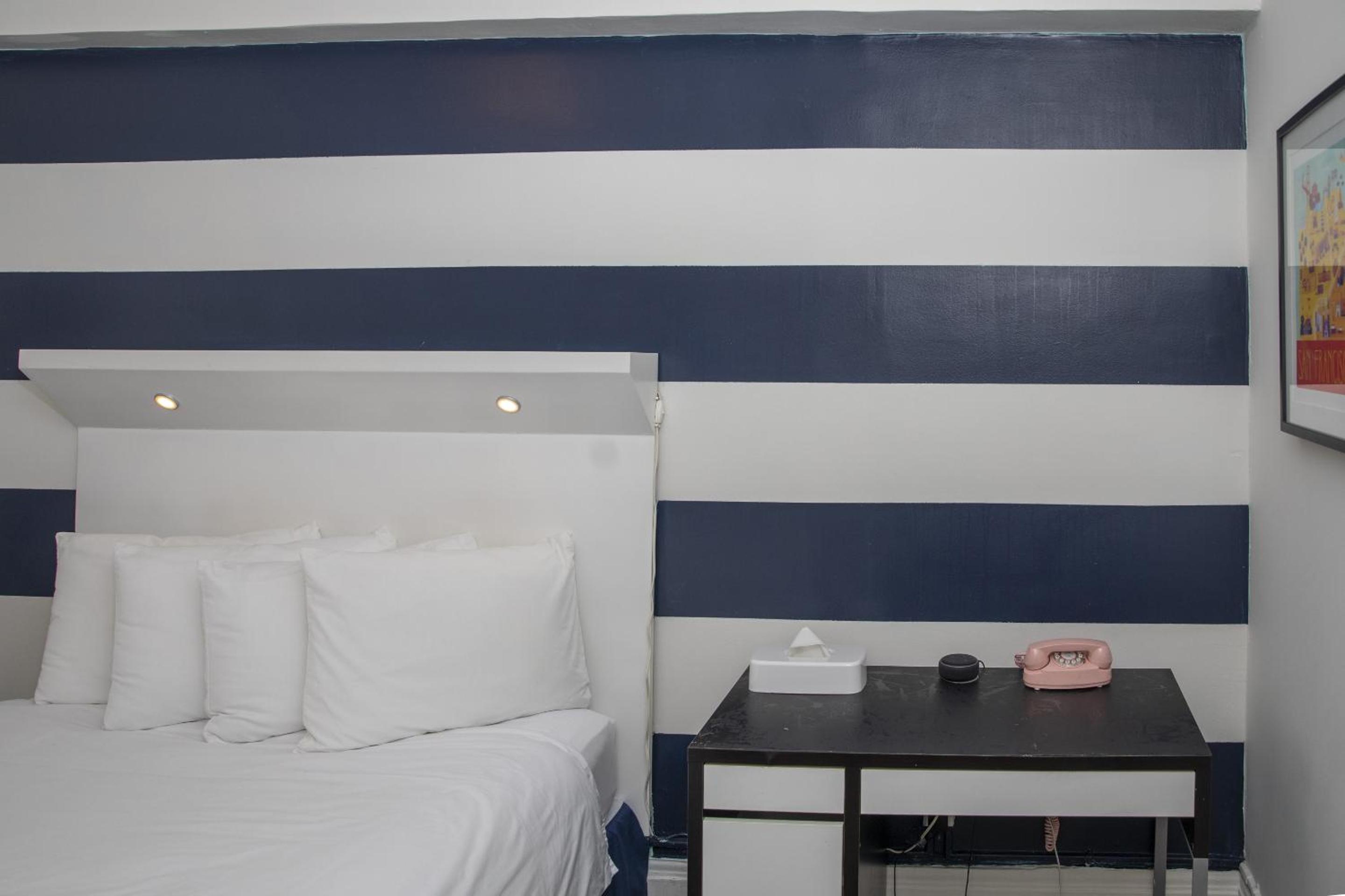 Standard Queen Room - Photo 17