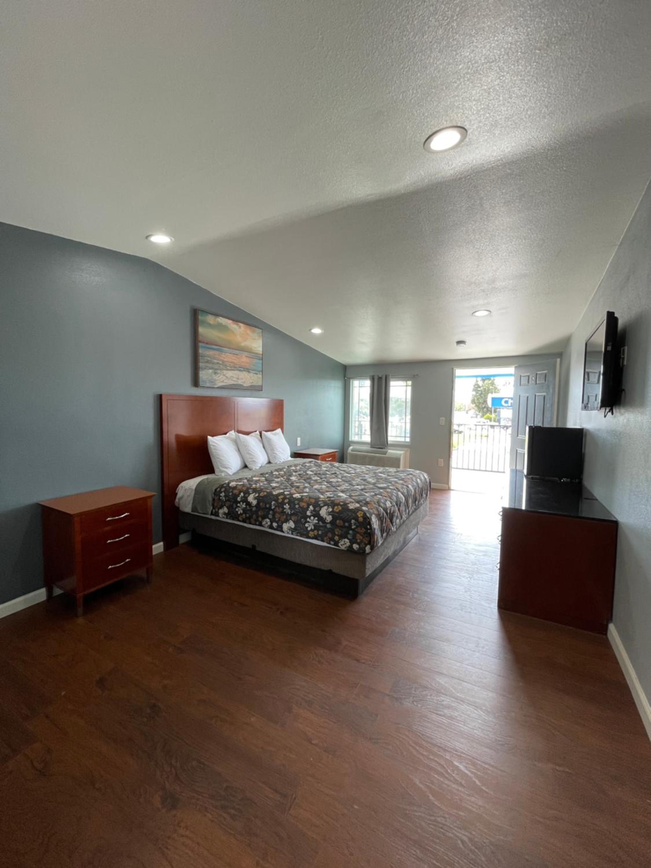 Deluxe King Room photo 2