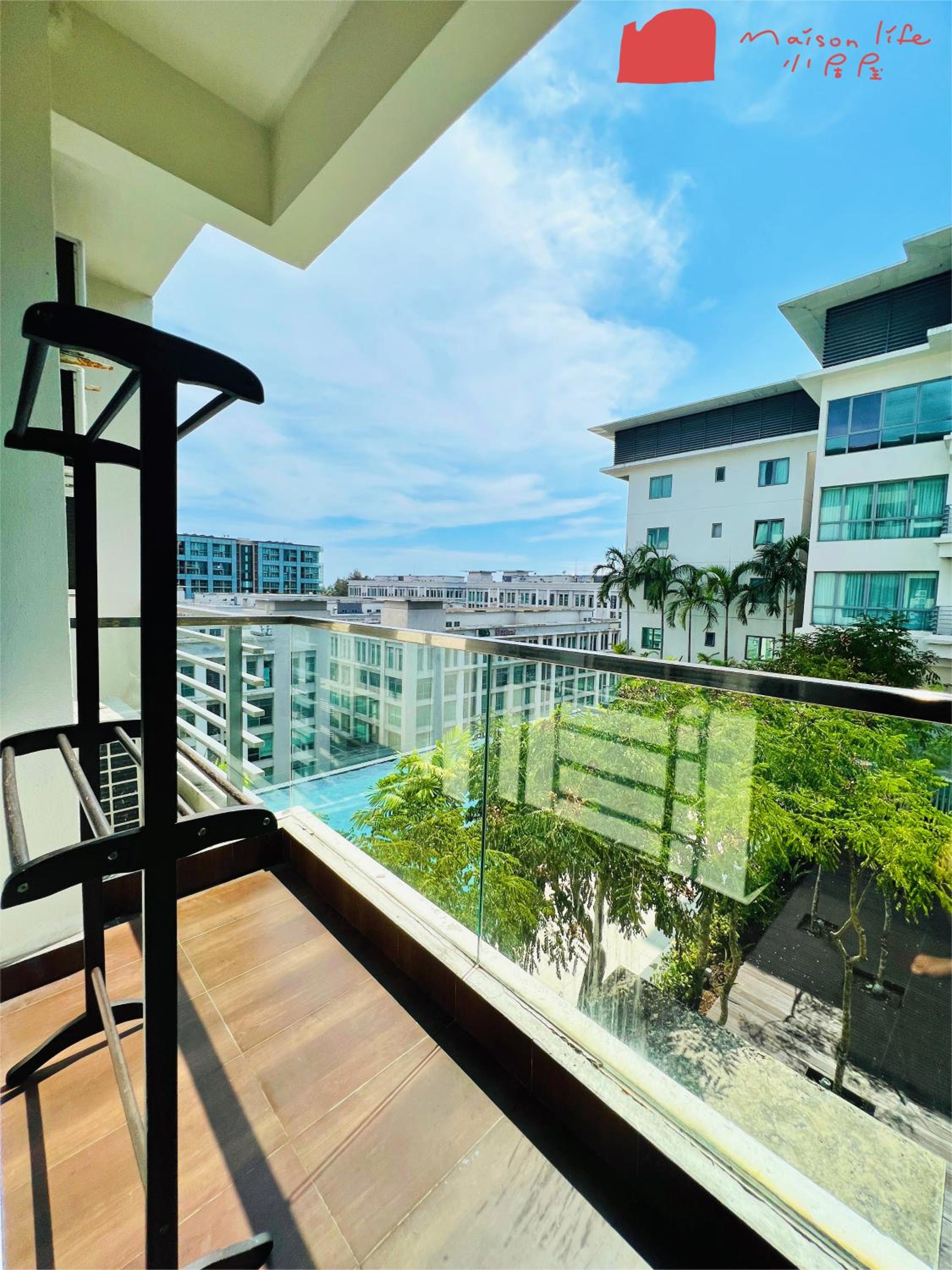 Apartment with Pool View 