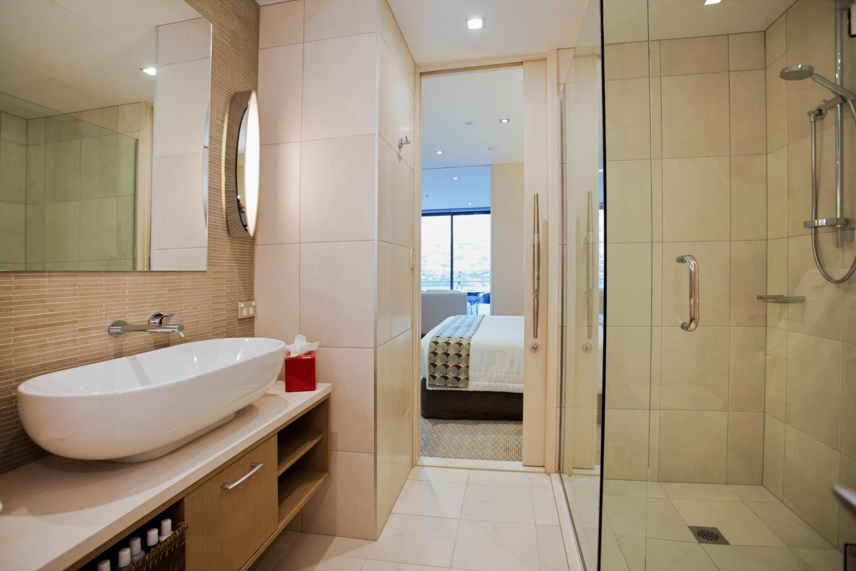 Executive One-Bedroom Apartment with Lake View thumbnail 6