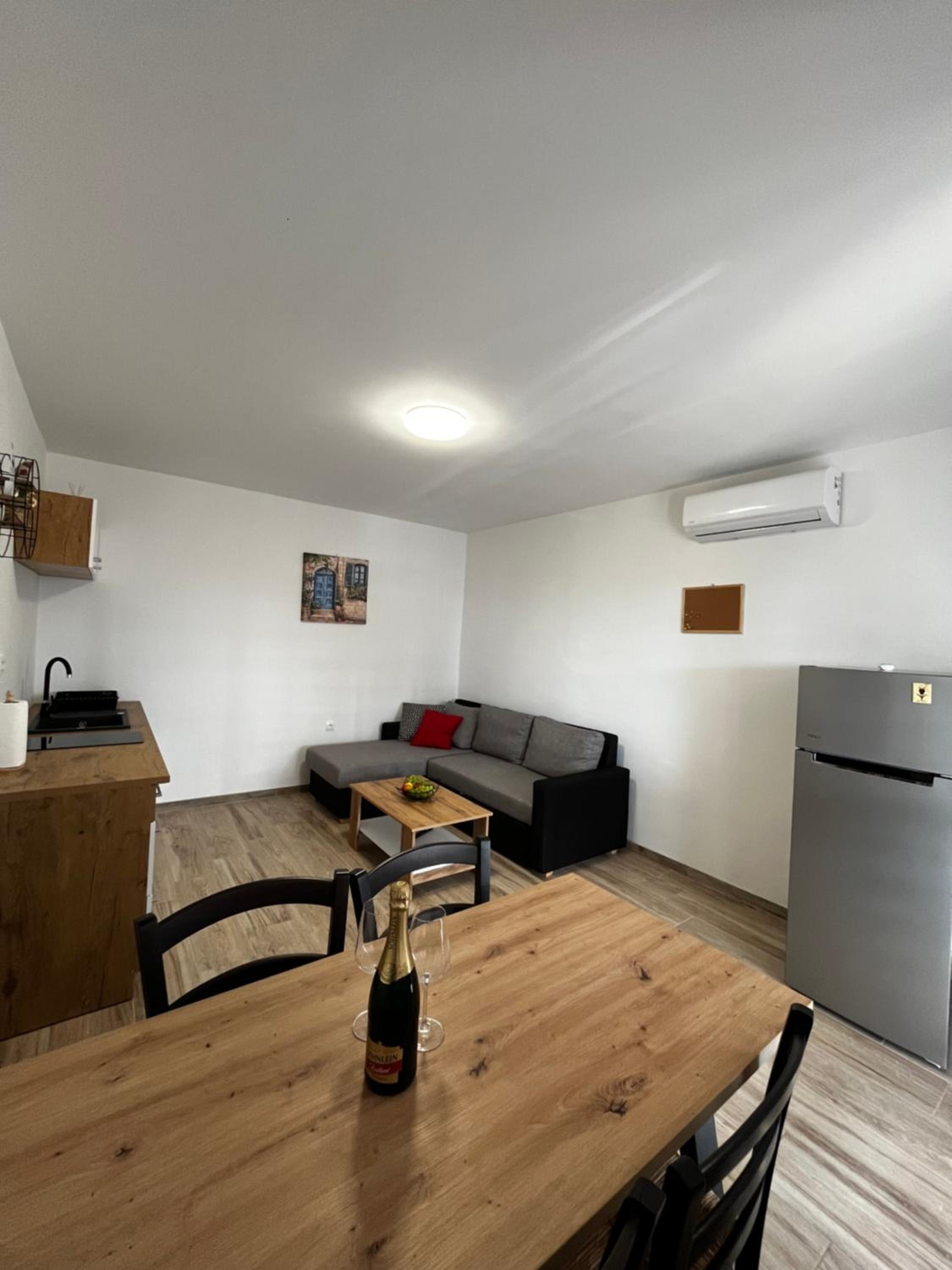One-Bedroom Apartment photo 1