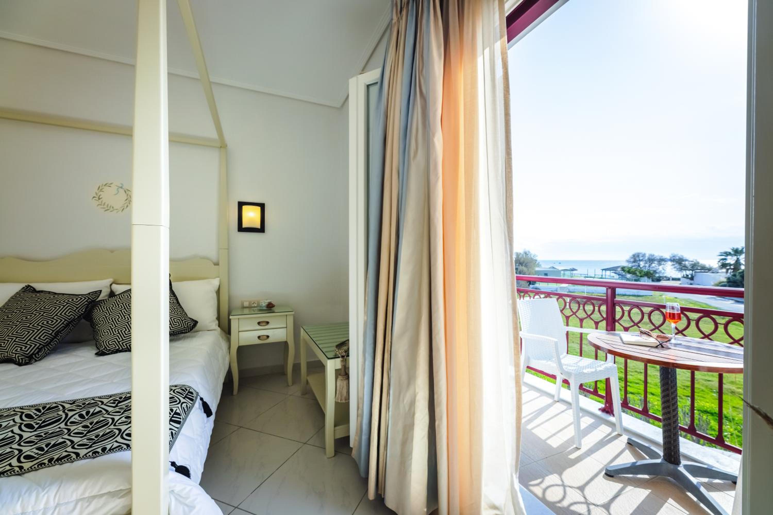 Standard Room with Sea View - Photo 10