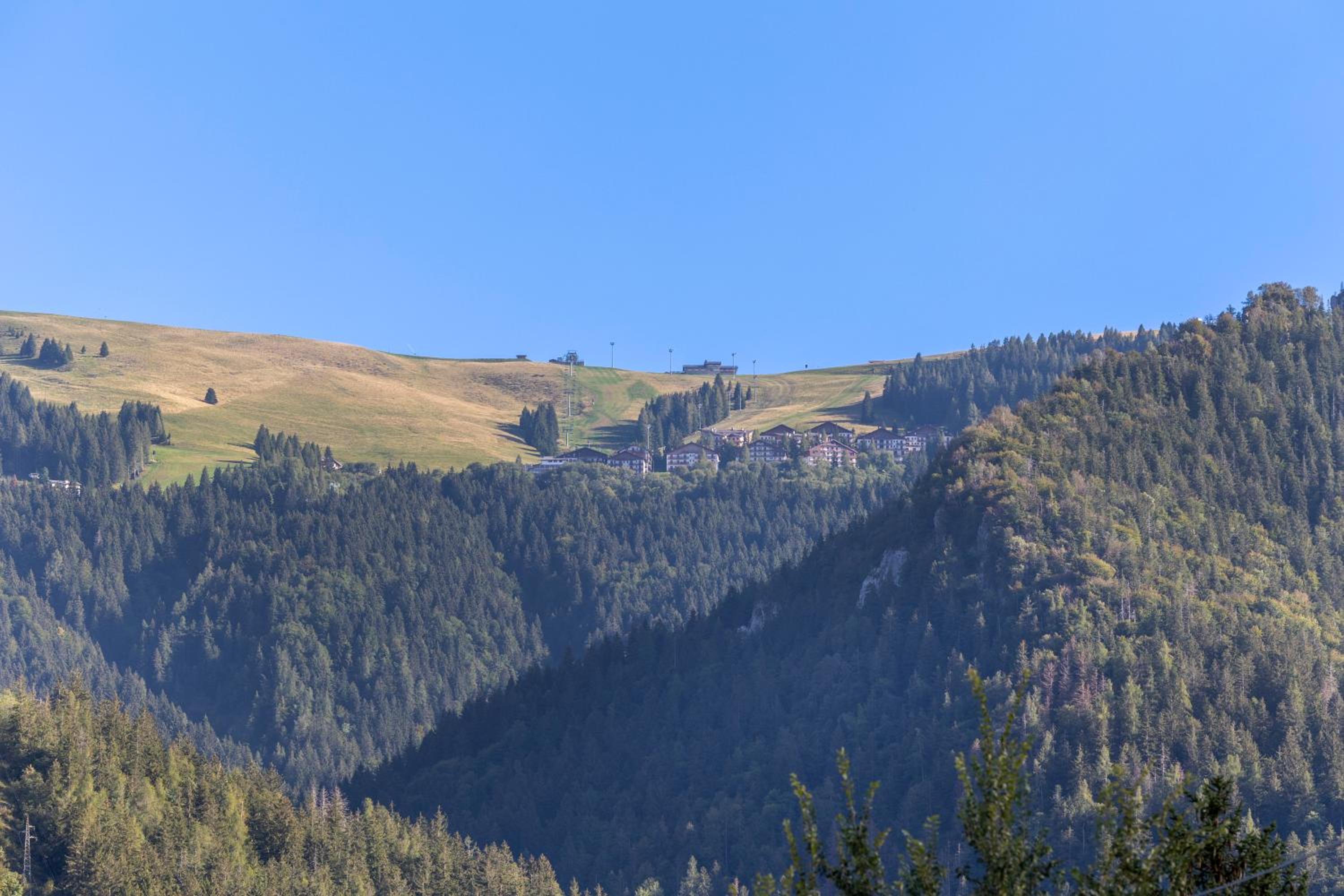 Two-Bedroom Apartment With Mountain View photo 3