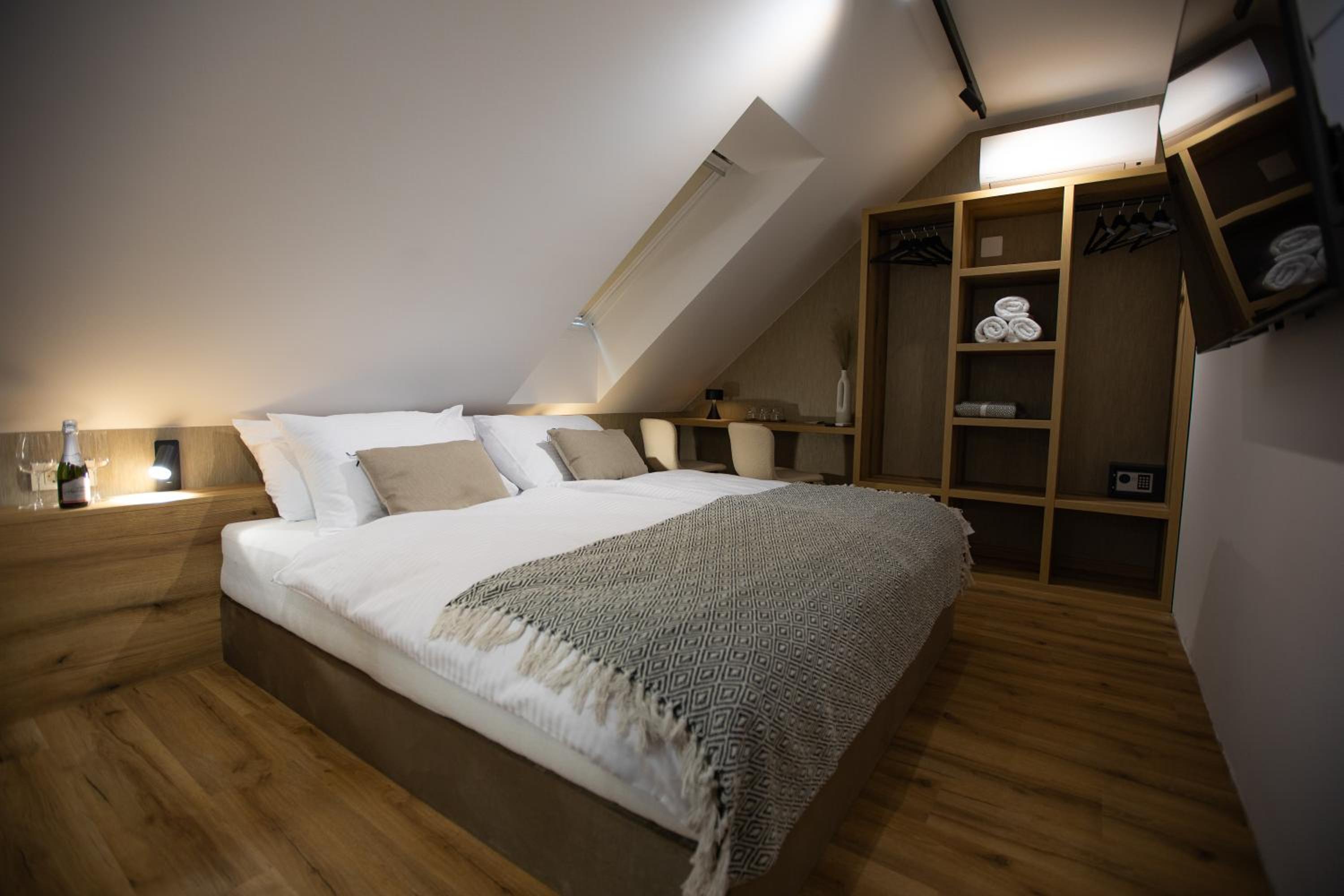 Triple Room with Private Bathroom photo 2