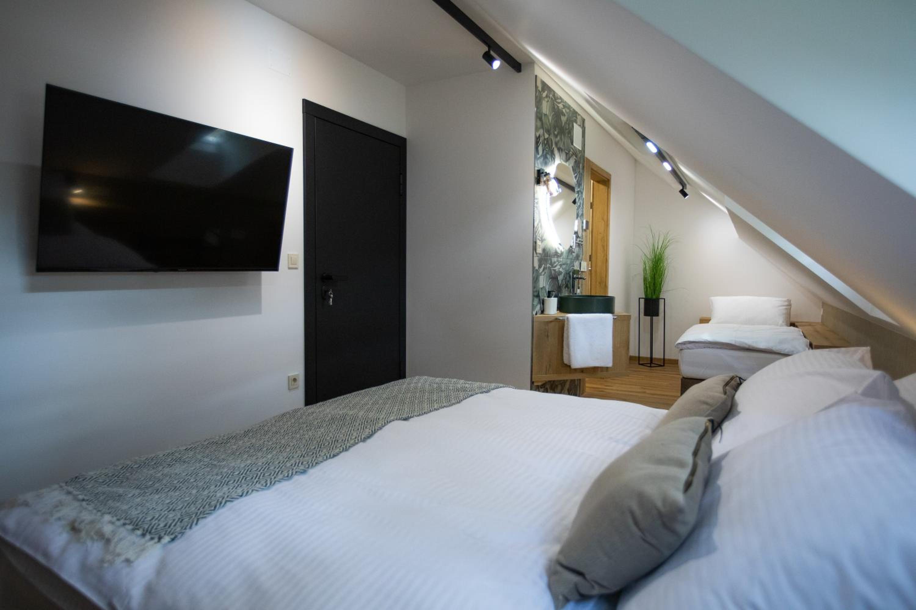 Triple Room with Private Bathroom photo 3