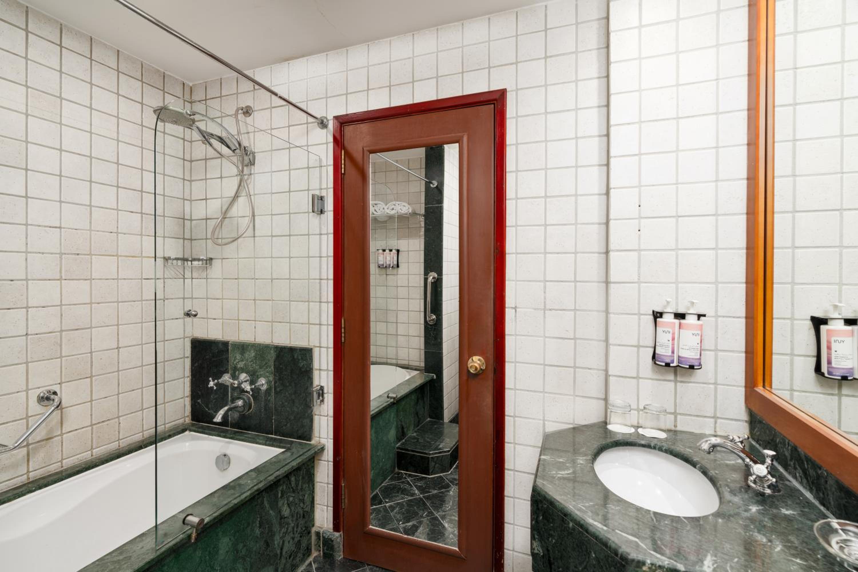 Classic King Room - Photo 8