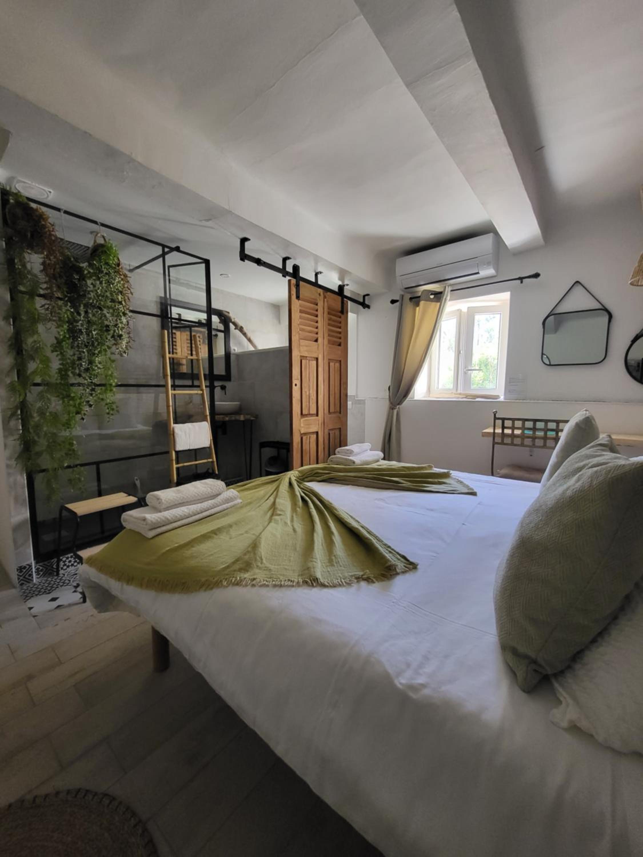 Deluxe Double Room - Photo 9