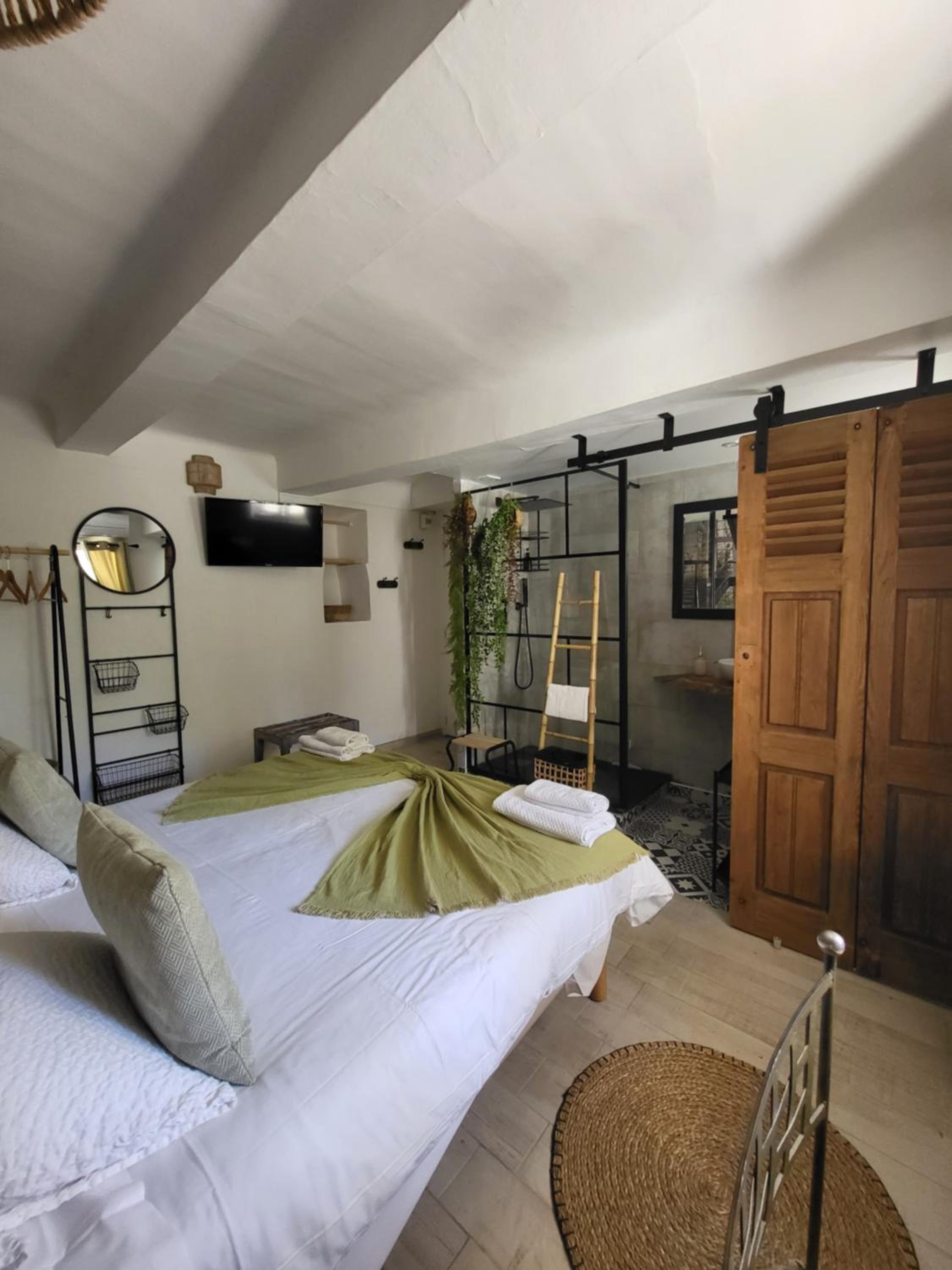 Deluxe Double Room - Photo 8