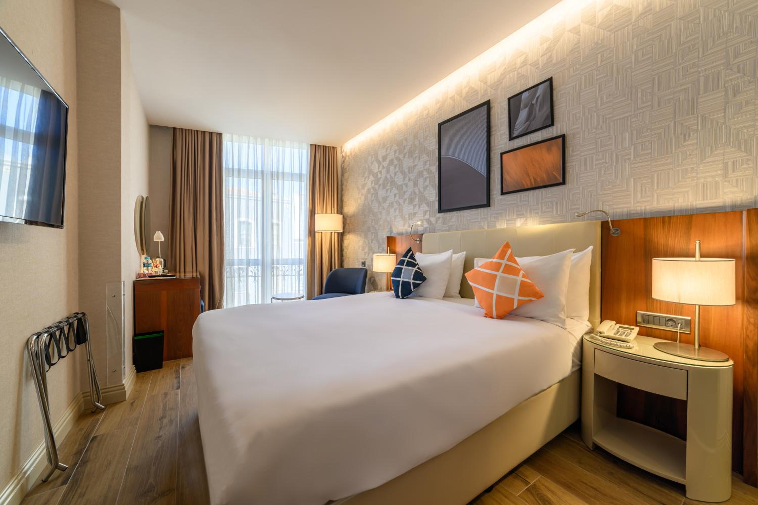 Standard Queen Room with City View thumbnail 6