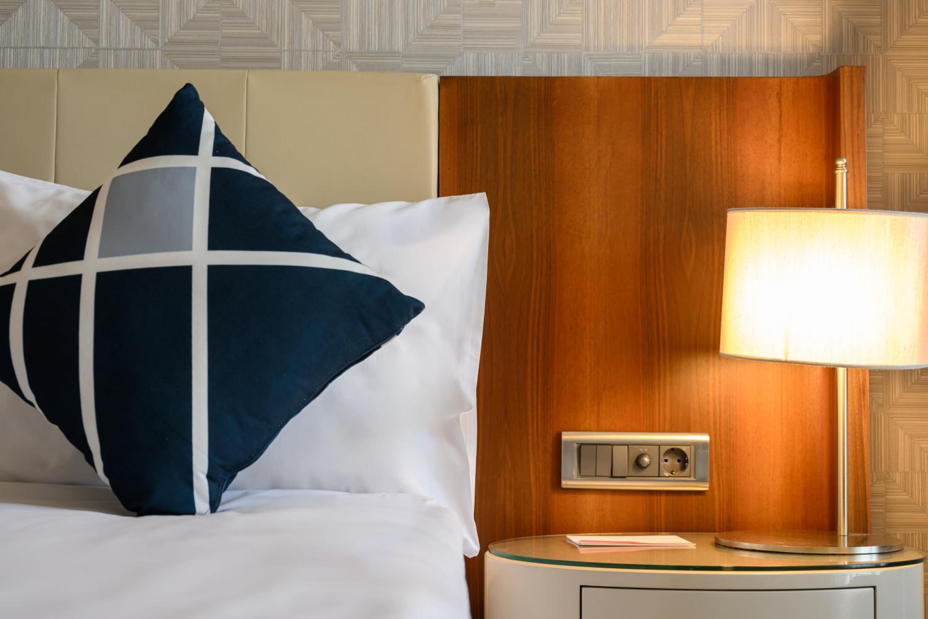 Standard Queen Room with City View thumbnail 5