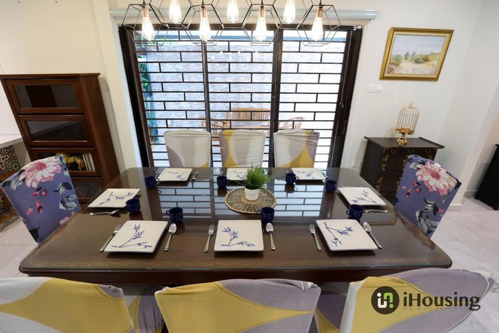 Five-Bedroom House - Photo 3