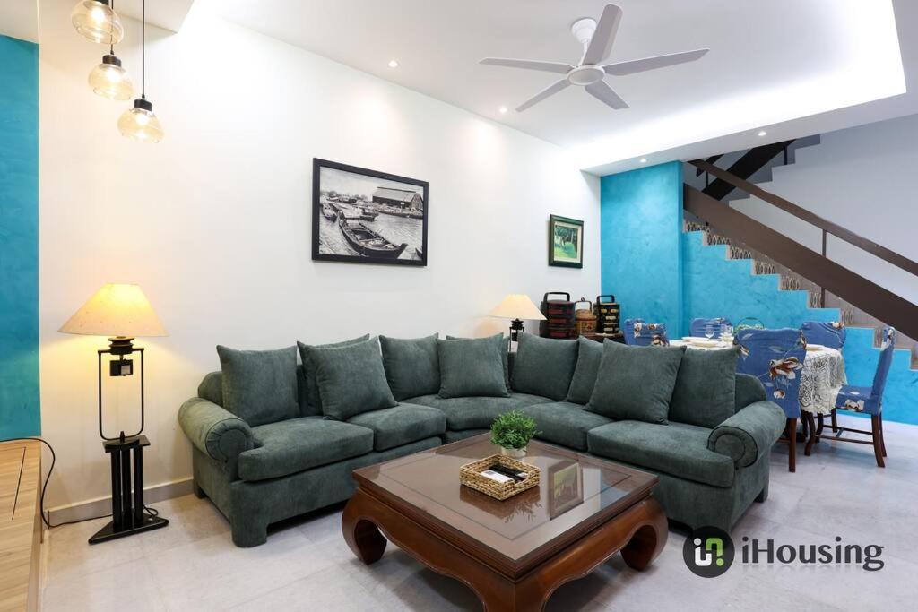 Five-Bedroom House - Photo 4
