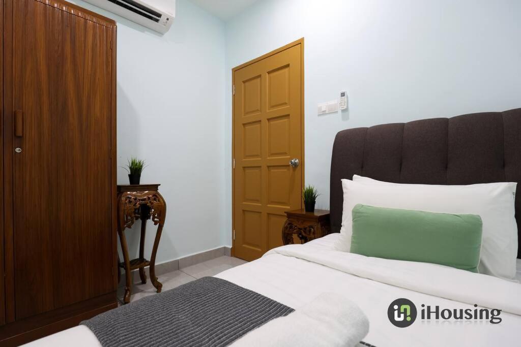 Five-Bedroom House - Photo 5