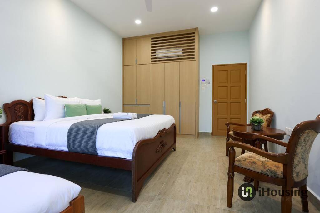 Five-Bedroom House - Photo 6