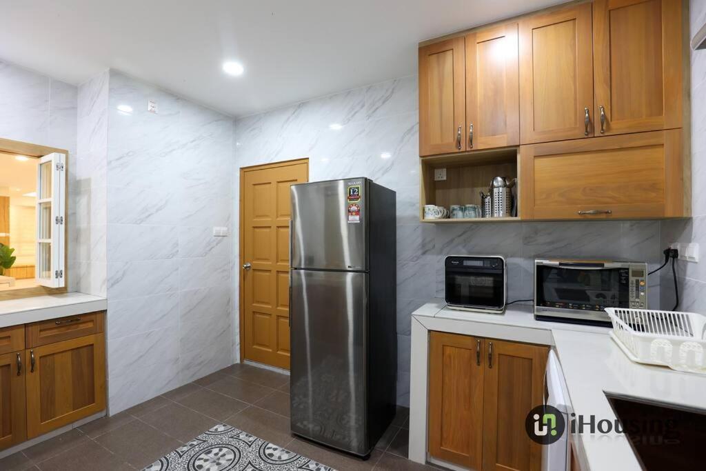 Five-Bedroom House - Photo 13