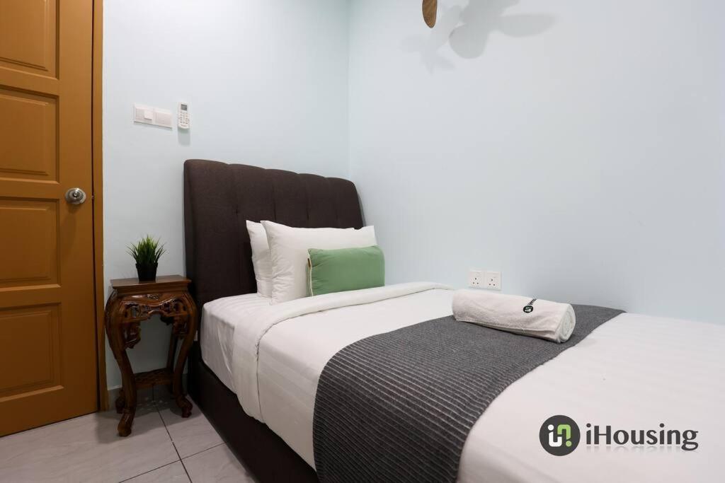 Five-Bedroom House - Photo 15