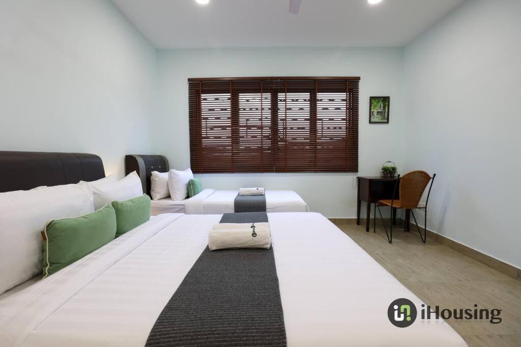 Five-Bedroom House - Photo 22