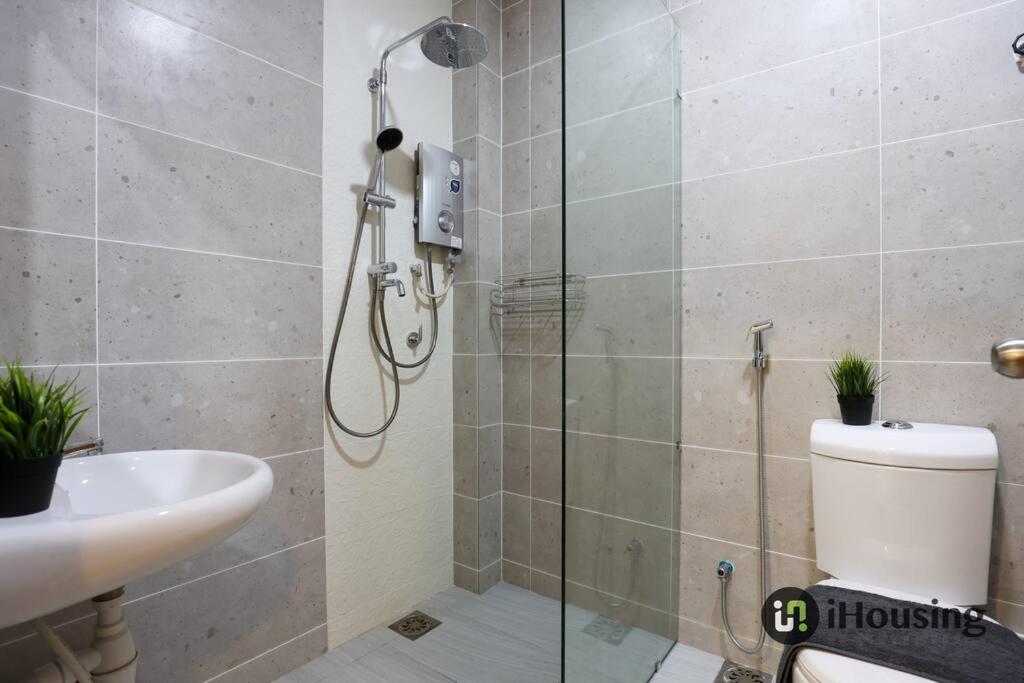 Five-Bedroom House - Photo 24