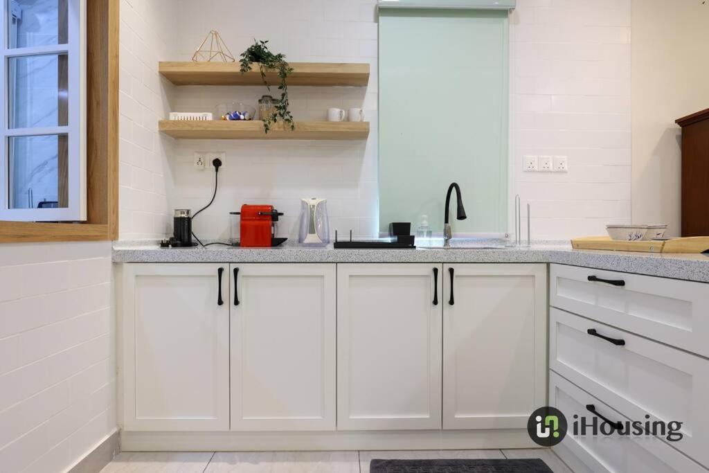 Five-Bedroom House - Photo 26