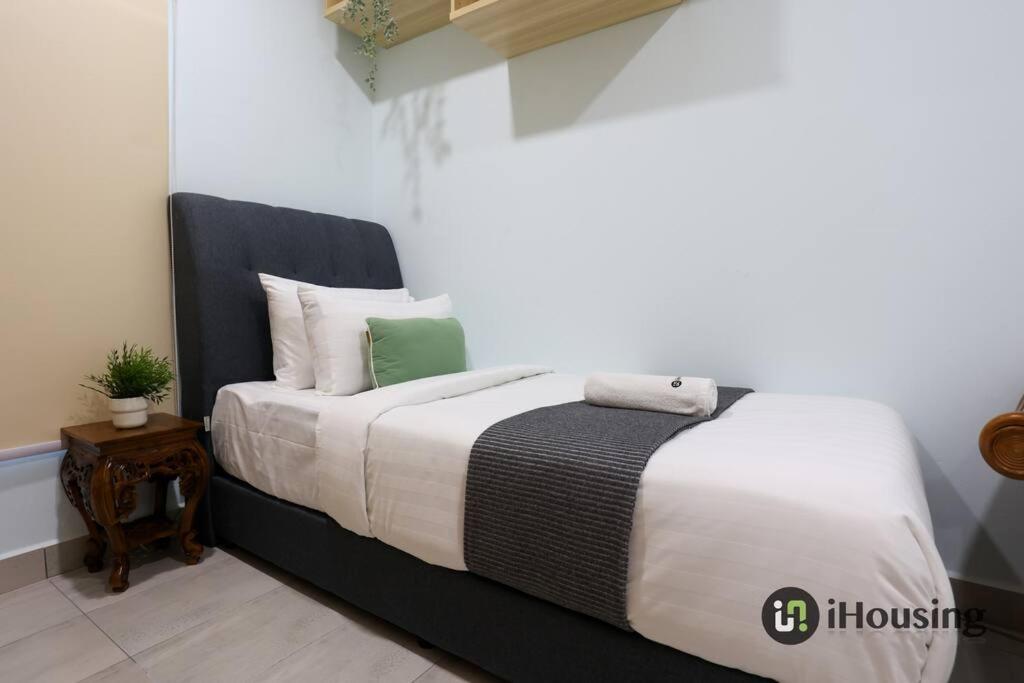 Five-Bedroom House - Photo 27