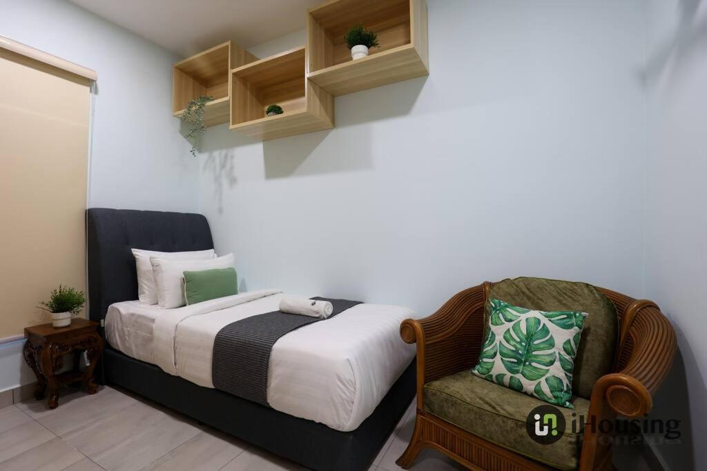 Five-Bedroom House - Photo 28