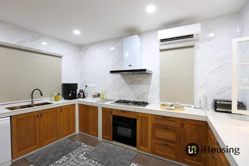 Five-Bedroom House - Photo 29
