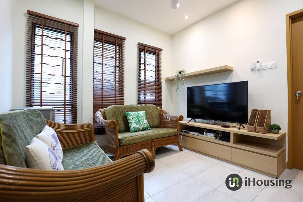 Five-Bedroom House - Photo 30