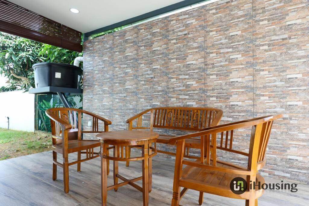 Five-Bedroom House - Photo 31