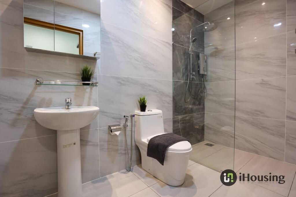 Five-Bedroom House - Photo 34