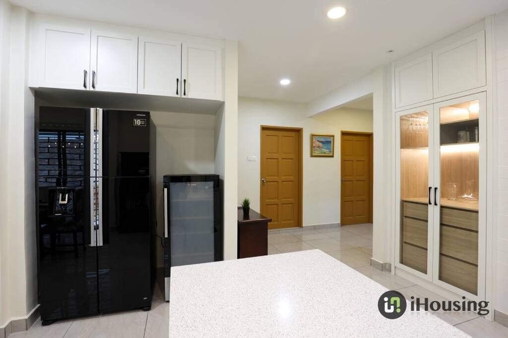 Five-Bedroom House - Photo 35