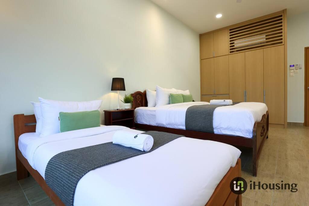 Five-Bedroom House - Photo 36