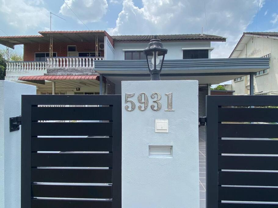 Five-Bedroom House - Photo 38