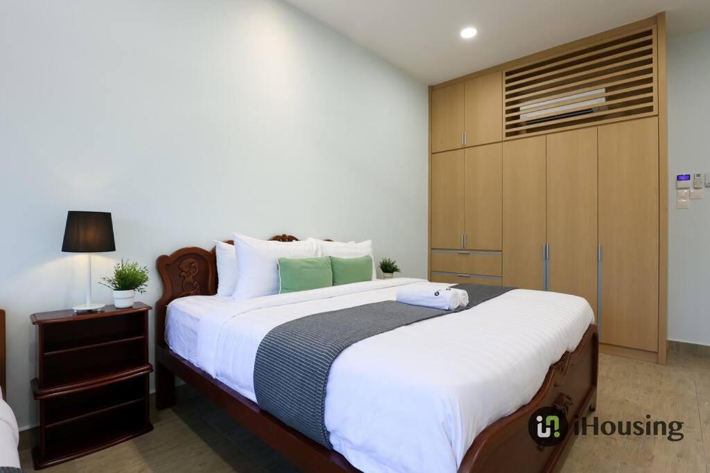 Five-Bedroom House - Photo 39