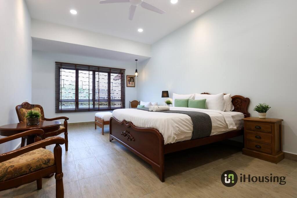 Five-Bedroom House - Photo 47