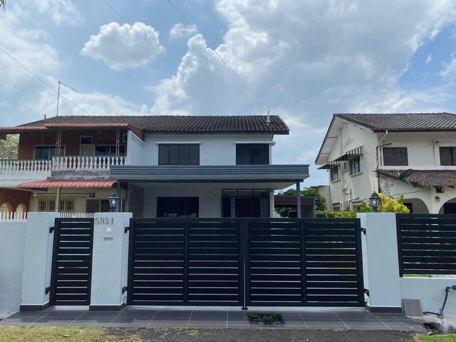 Five-Bedroom House - Photo 48