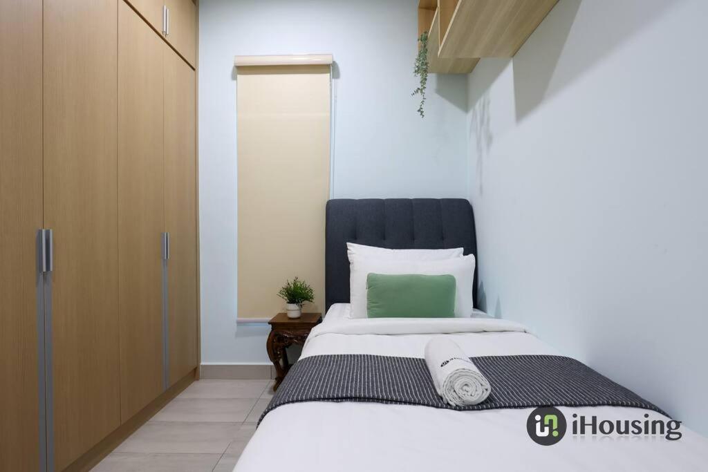 Five-Bedroom House - Photo 49
