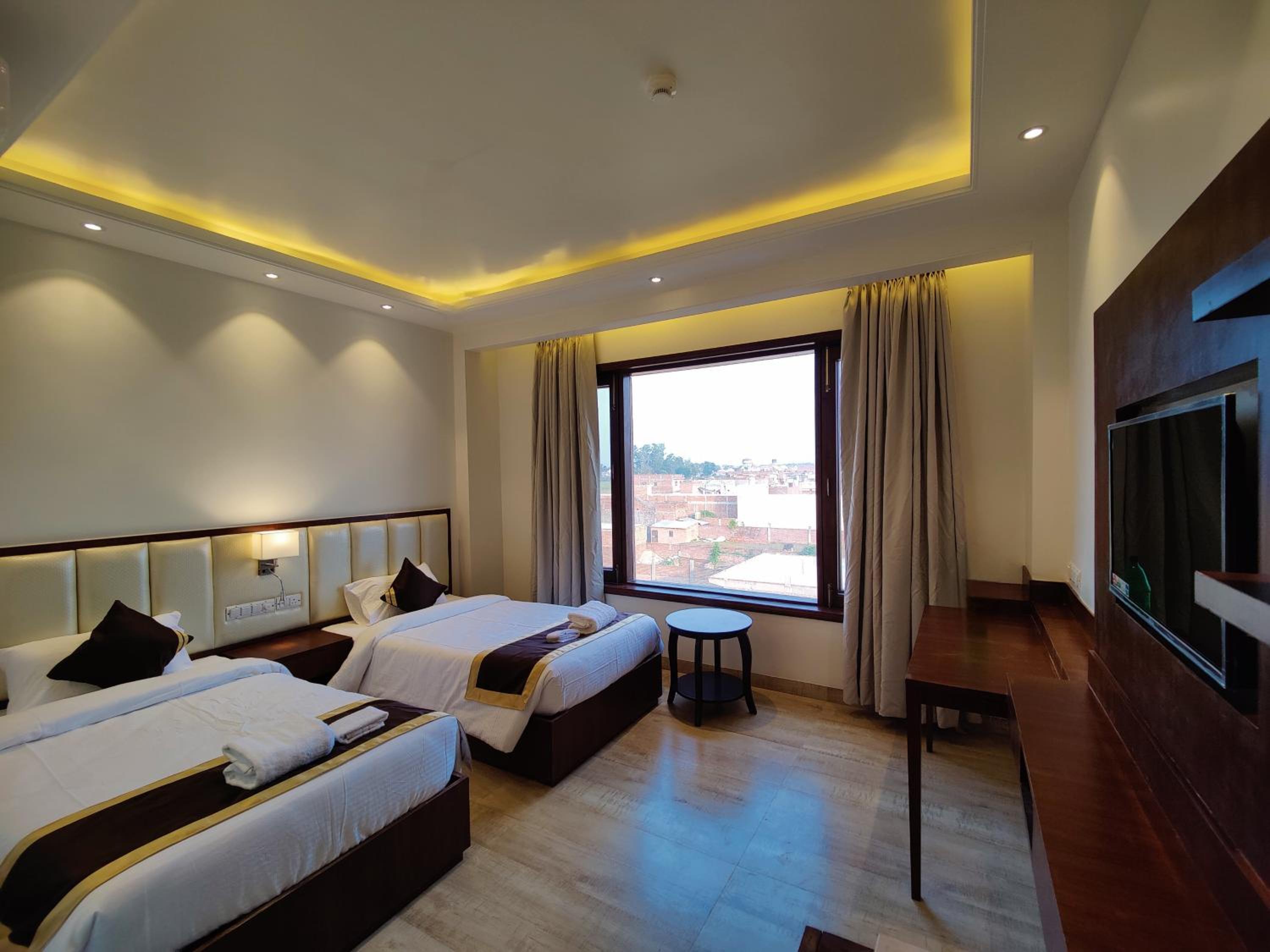 Deluxe Double Room (2 Adults + 1 Child)