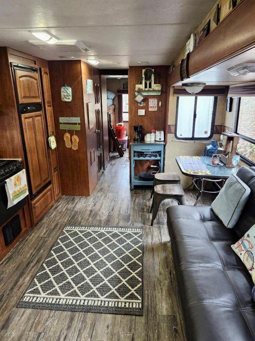 Mobile Home - Photo 3