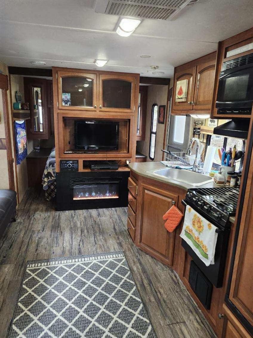 Mobile Home - Photo 2