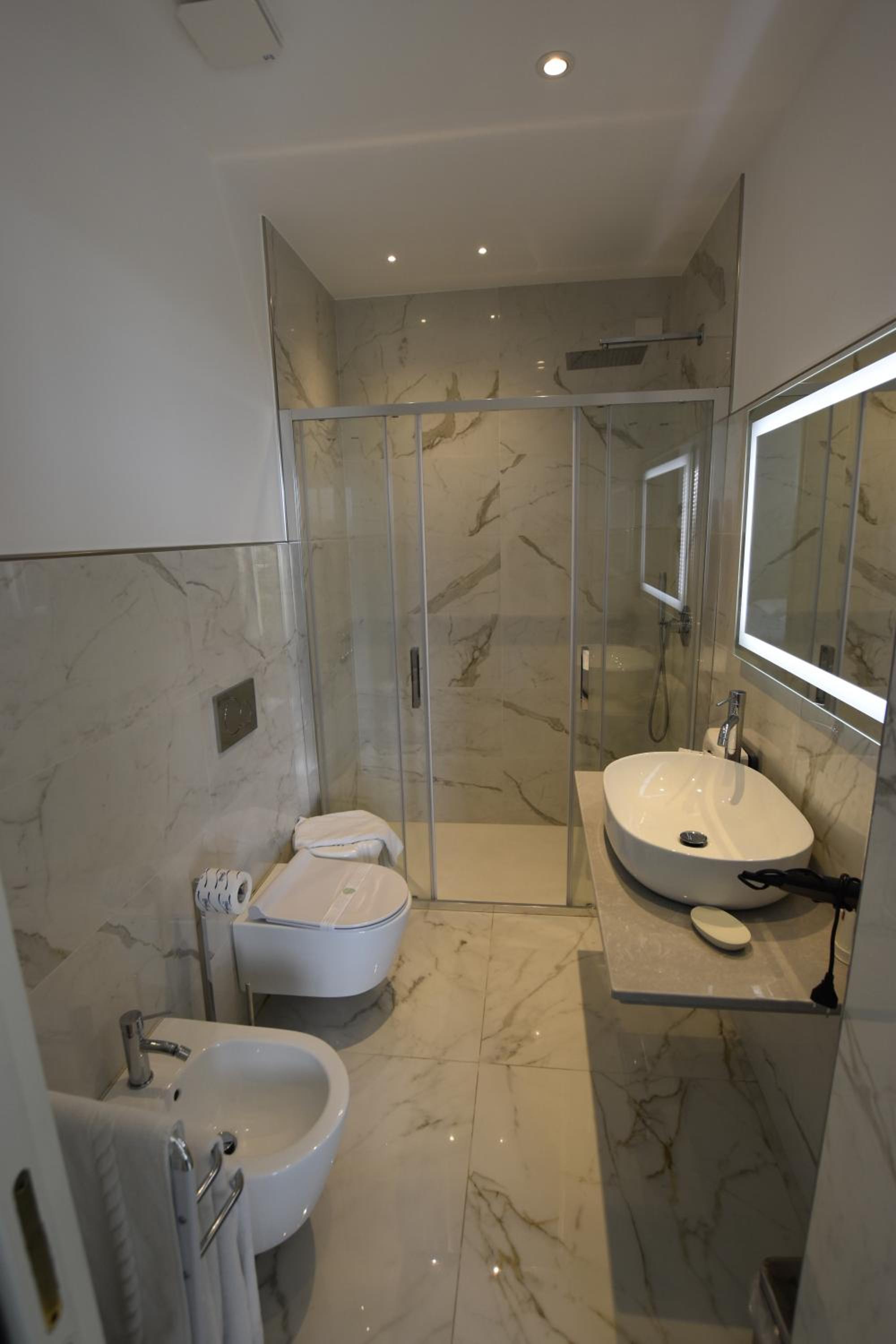 Double/Twin Room with Partial Sea View - Photo 13