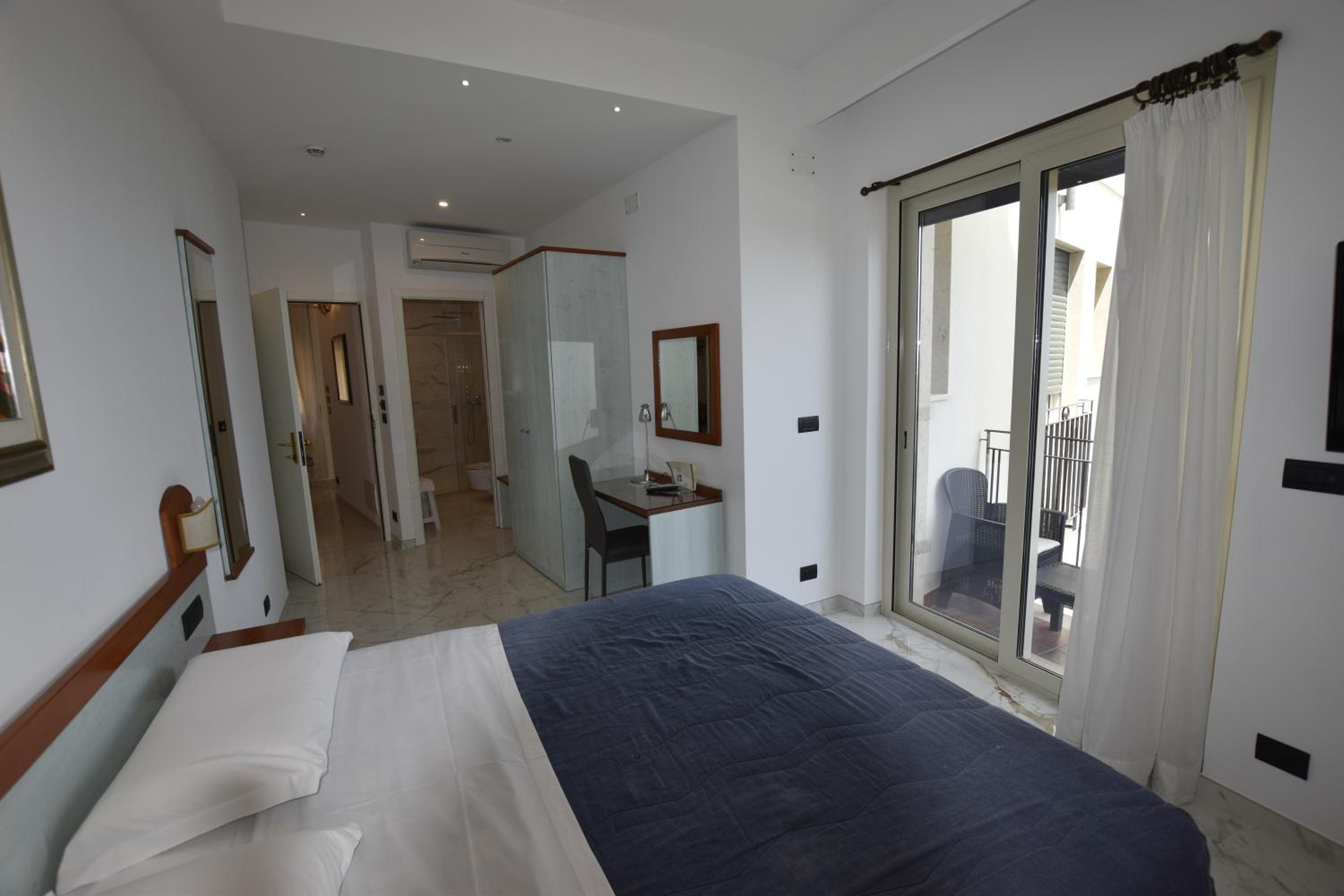 Double/Twin Room with Partial Sea View - Photo 4