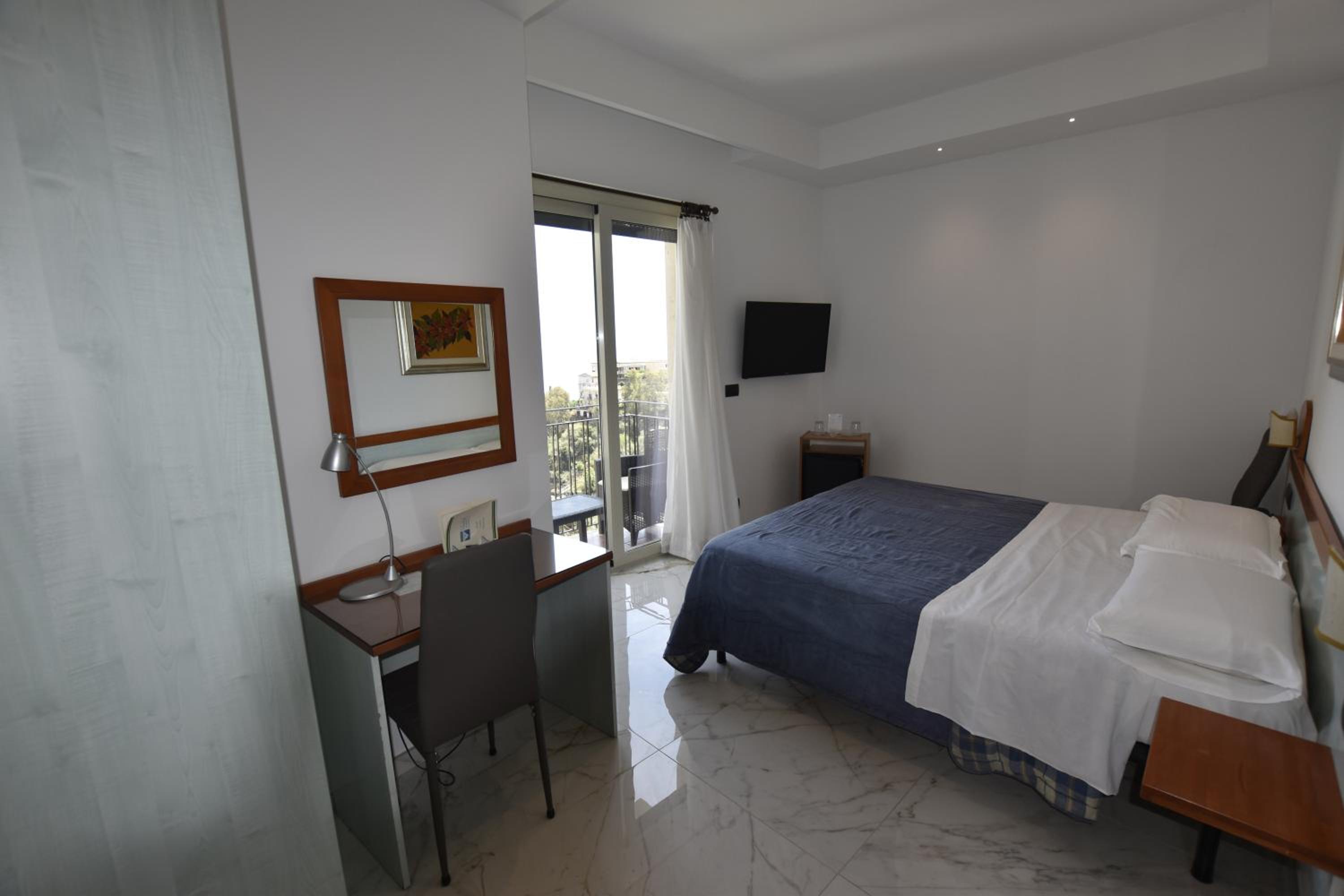 Double/Twin Room with Partial Sea View - Photo 11