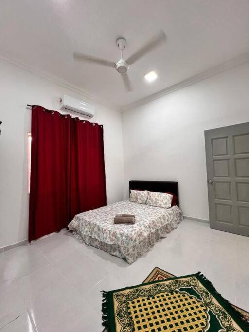 Three-Bedroom House photo 3
