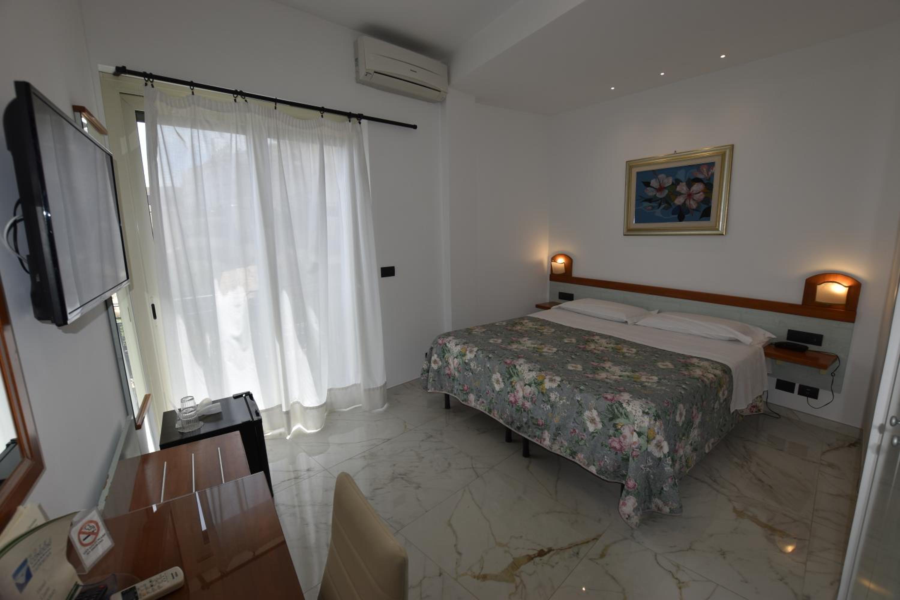 Double/Twin Room with Partial Sea View - Photo 10