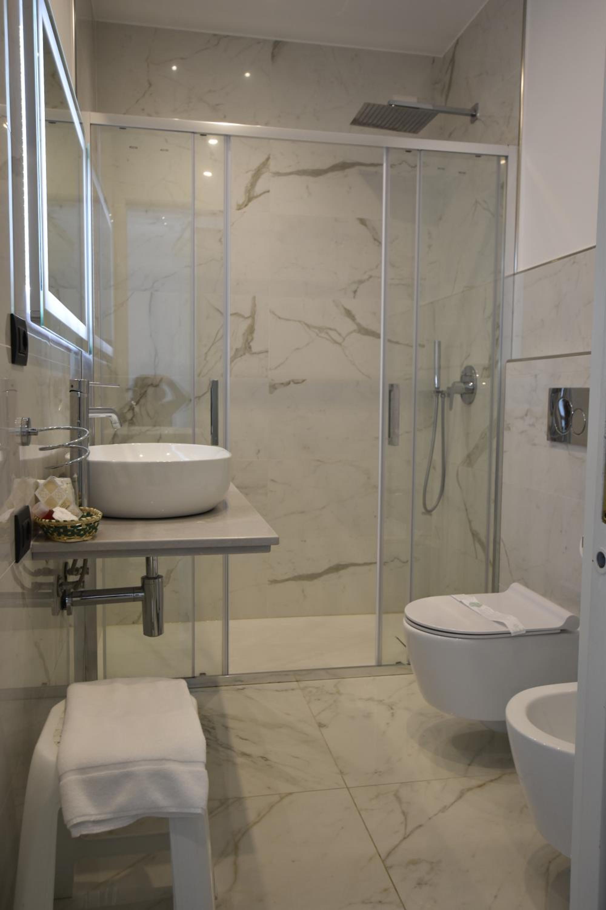 Double/Twin Room with Partial Sea View - Photo 9