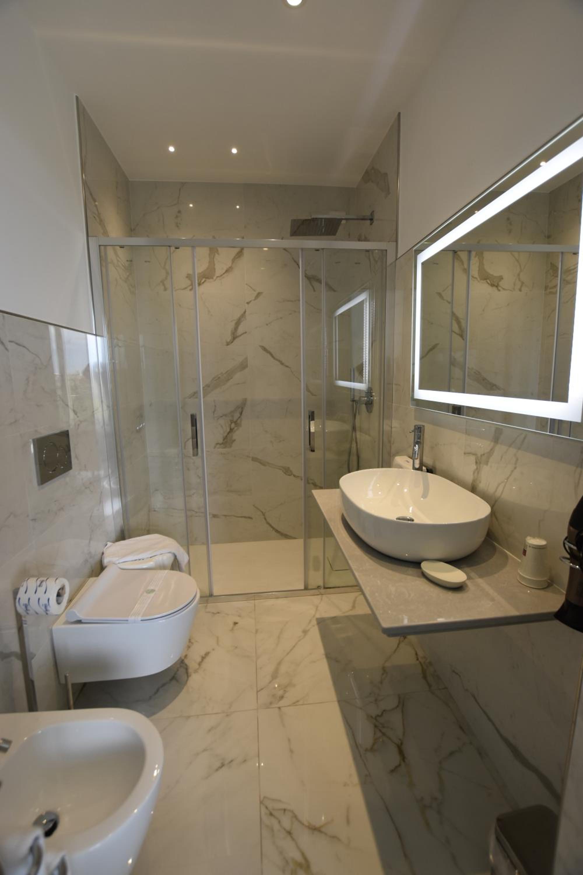 Double/Twin Room with Partial Sea View - Photo 8