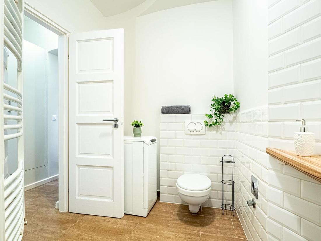 One-Bedroom Apartment - Photo 2