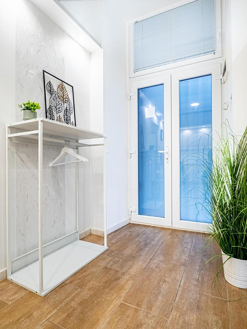 One-Bedroom Apartment - Photo 1